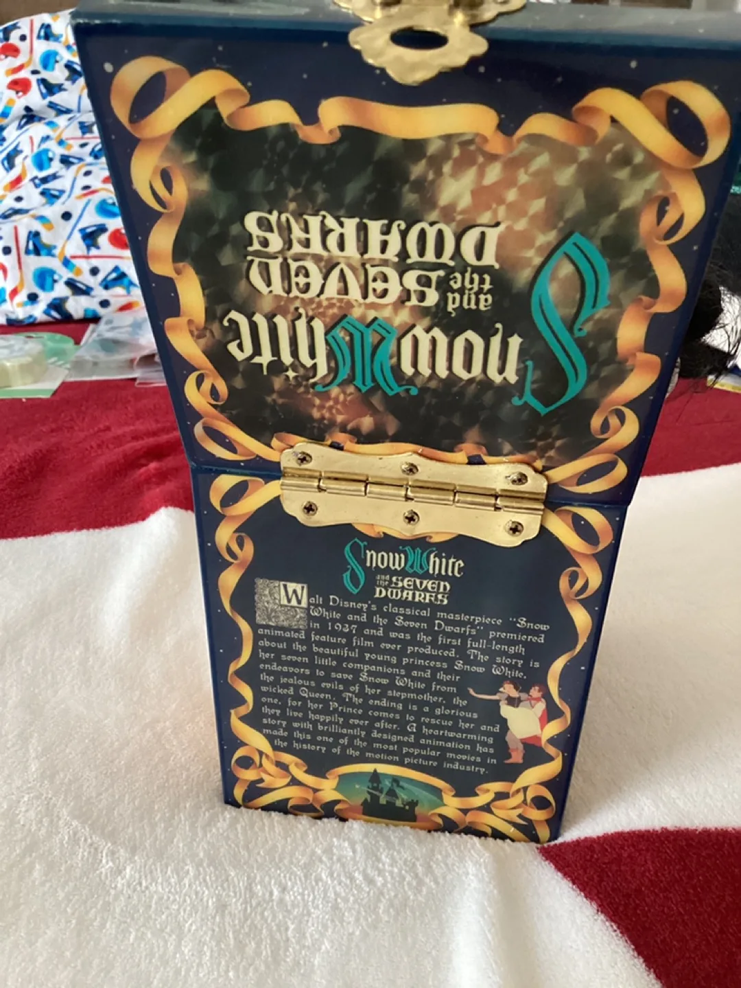 Walt Disney's Snow White Mini Musical Jack-in-the-Box image indicator(3)