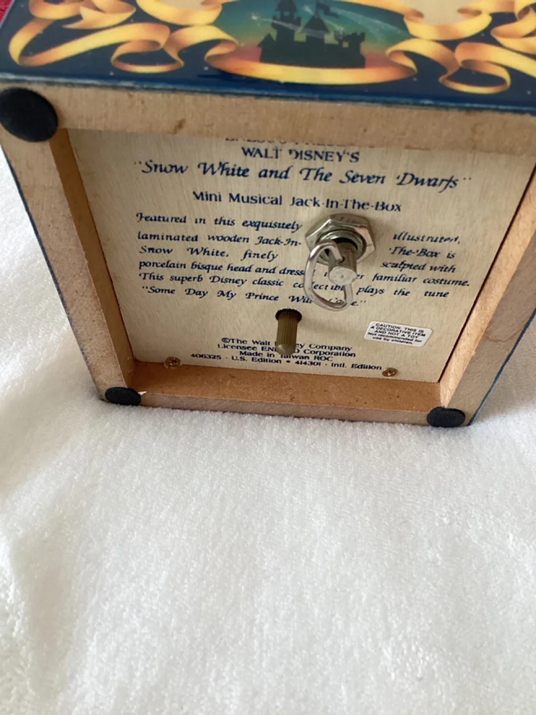 Walt Disney's Snow White Mini Musical Jack-in-the-Box image indicator(5)