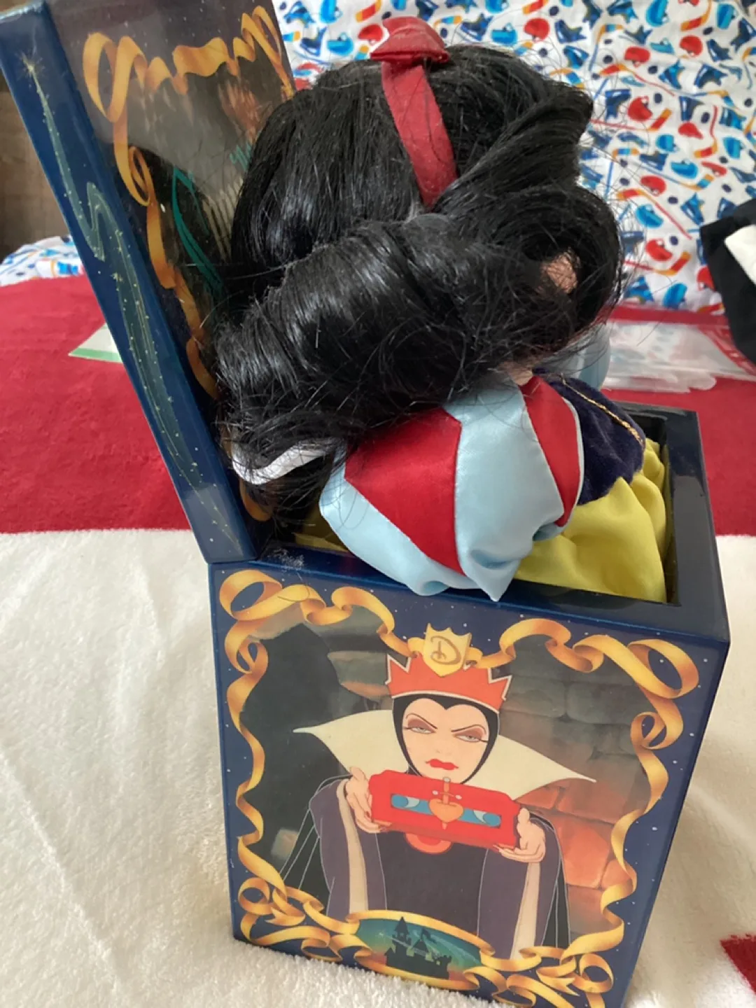 Walt Disney's Snow White Mini Musical Jack-in-the-Box image indicator(2)