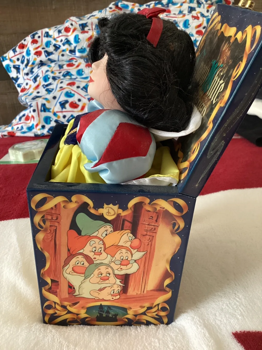 Walt Disney's Snow White Mini Musical Jack-in-the-Box image indicator(4)