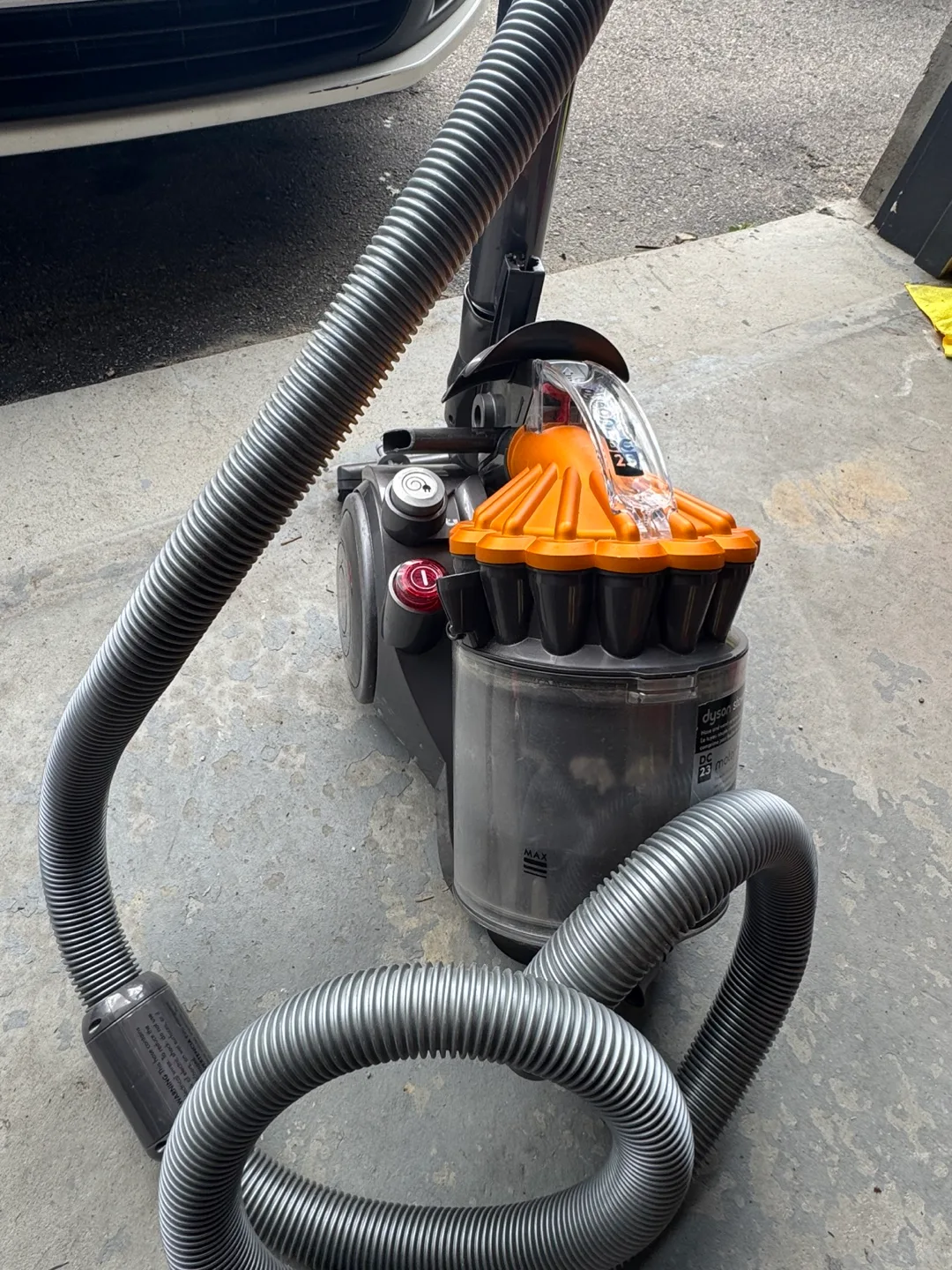Dyson DC23 Vacuum Cleaner thumbnail