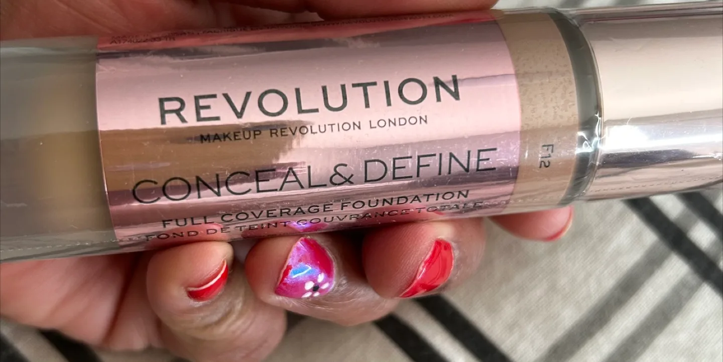 Makeup Revolution Conceal & Define Full Coverage Foundation F12 image indicator(2)