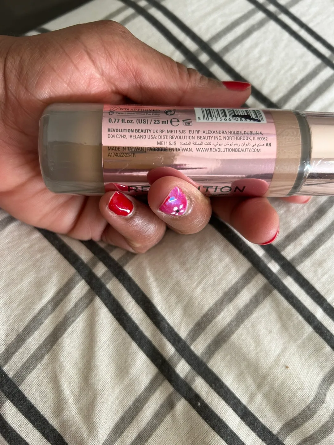 Makeup Revolution Conceal & Define Full Coverage Foundation F12 image indicator(3)