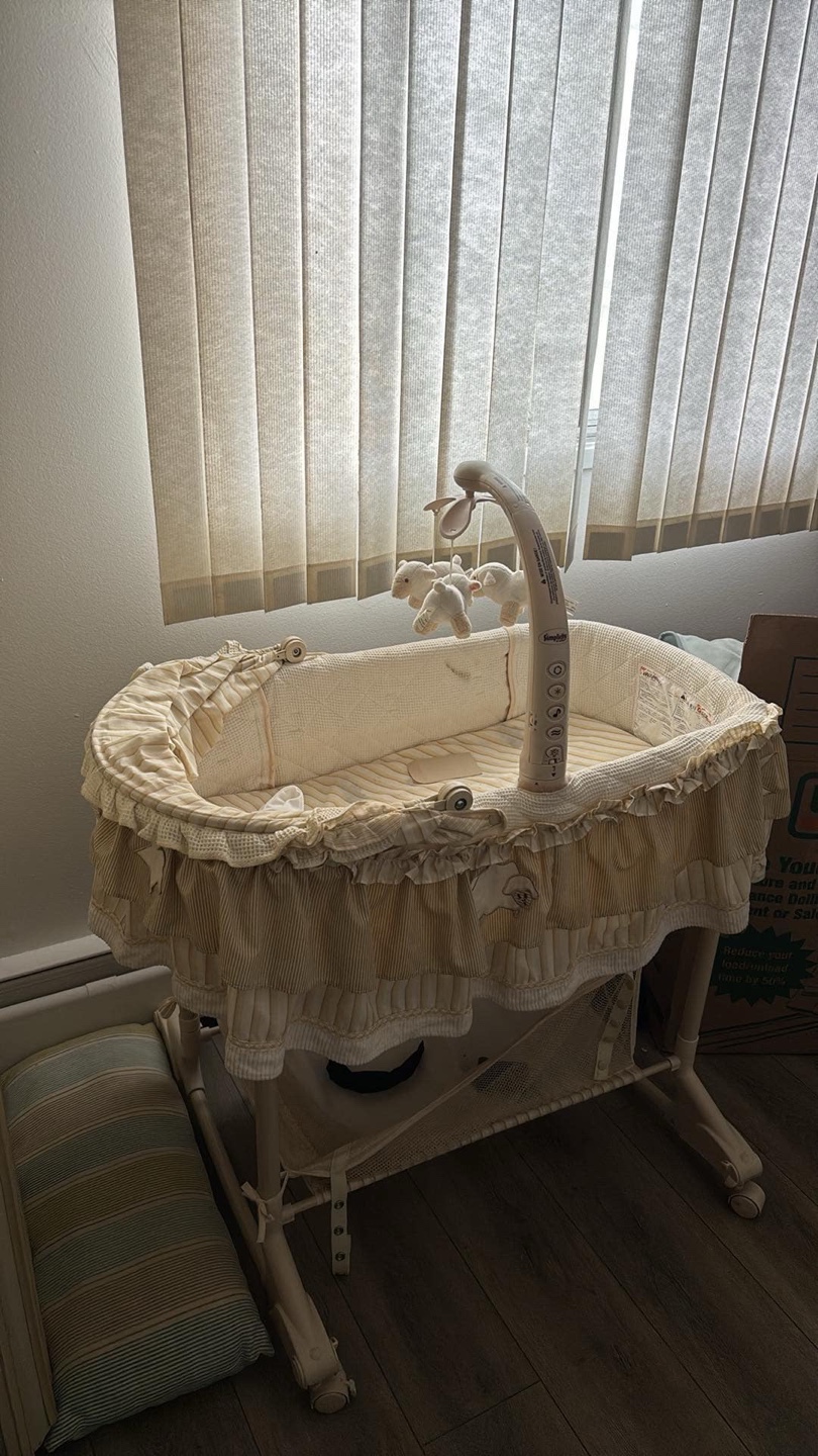 Baby bassinet with mobile