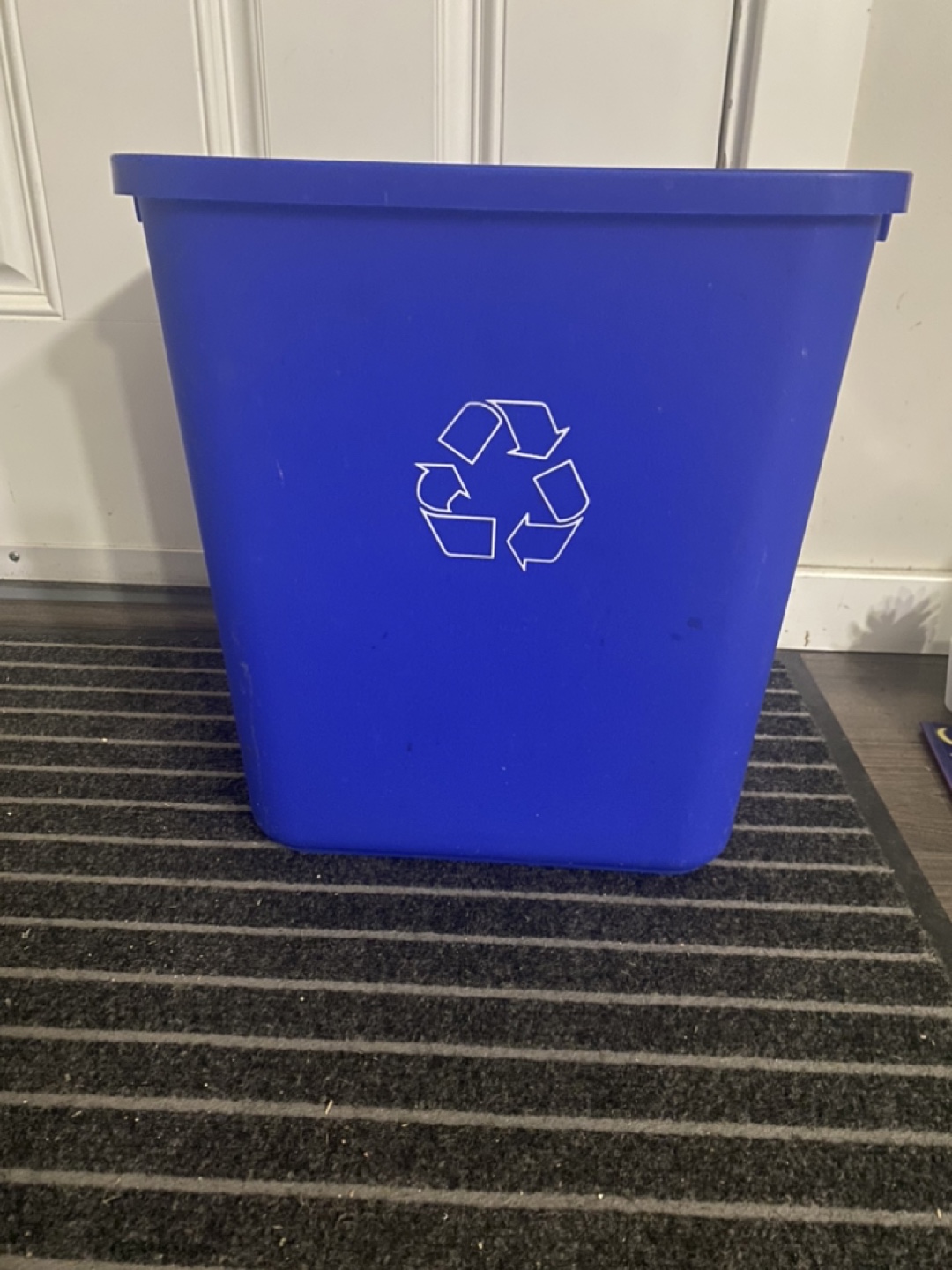 Five assorted bins/wastebaskets - photo 2