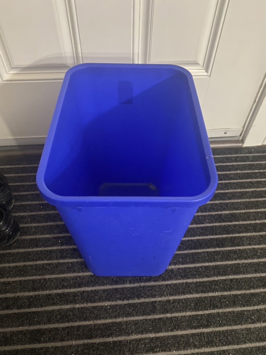 Five assorted bins/wastebaskets - photo 3