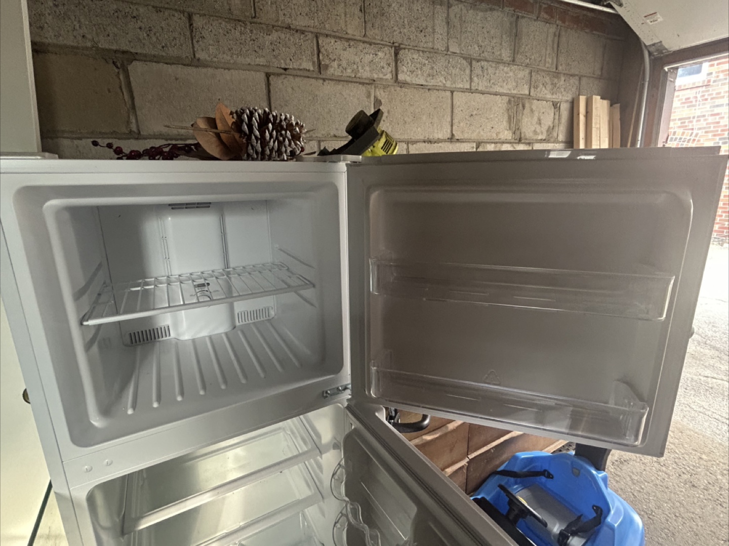 Magic Chef Top Freezer Refrigerator - photo 3