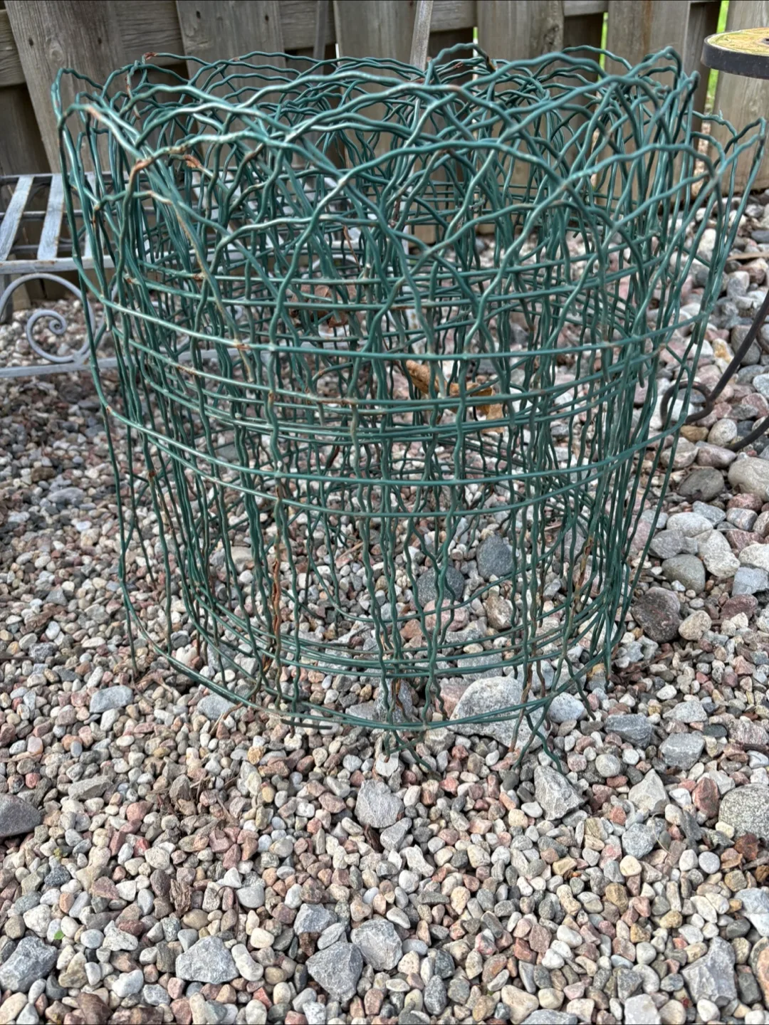 🧡 Free - Green Metal Garden Fence thumbnail