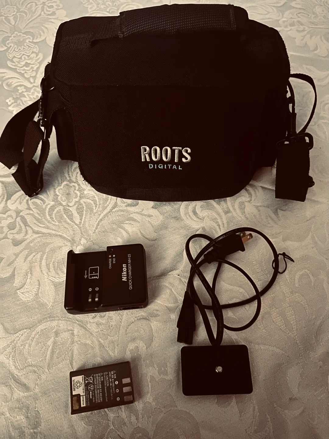 Nikon D5000 DSLR Camera with Accessories image indicator(3)