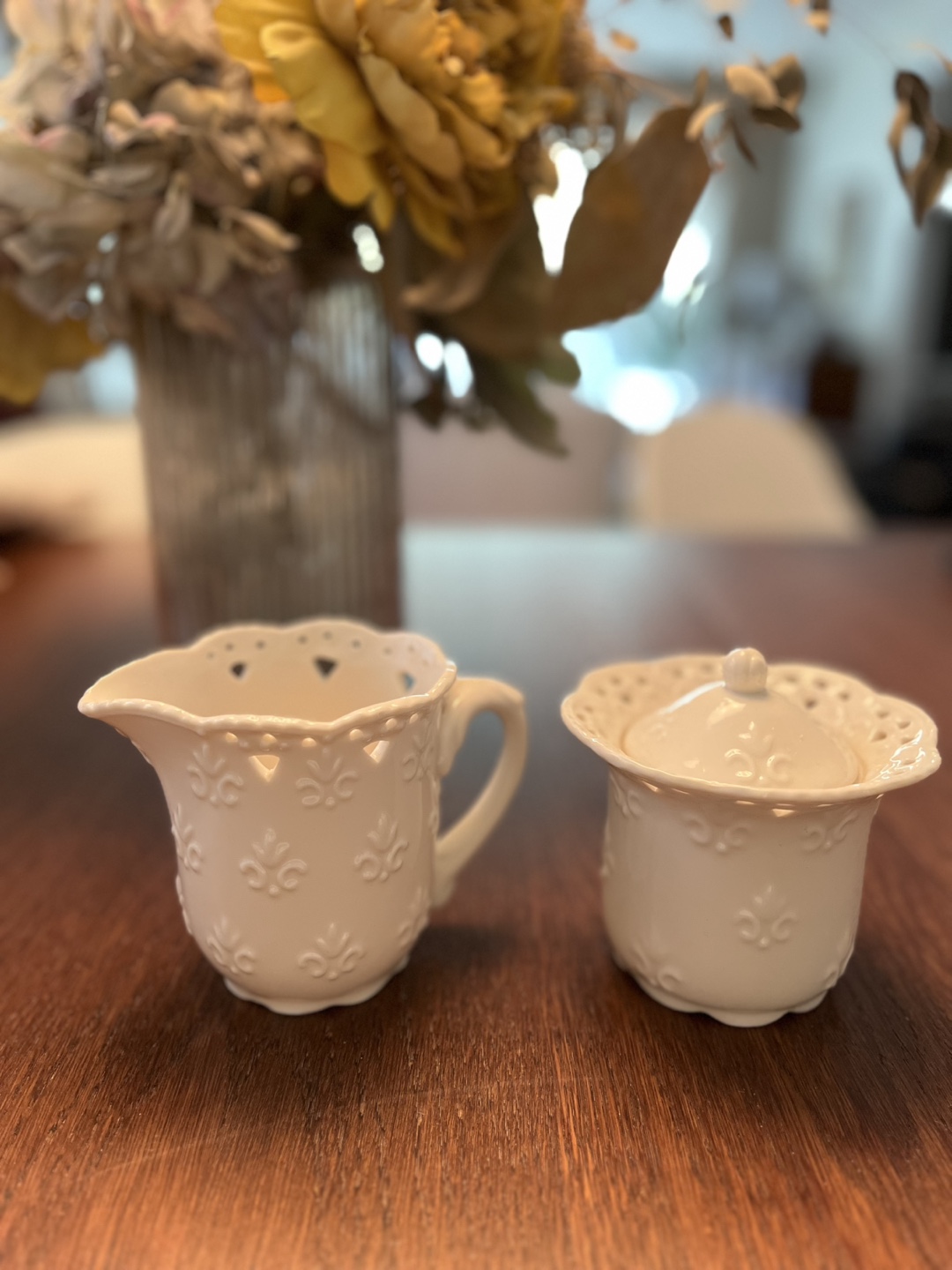Rare Beauty. Skye McGhie Cream Lace Teapot, Creamer & Sugar Set - photo 4