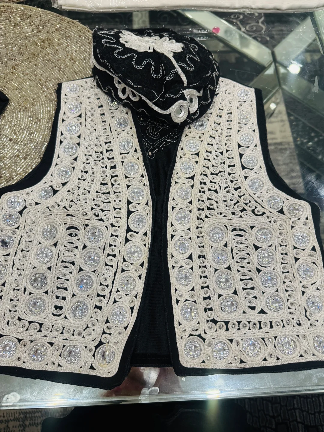 Pakistani Men's Shalwar Kameez Embroidery & Waistcoat Set image indicator(3)