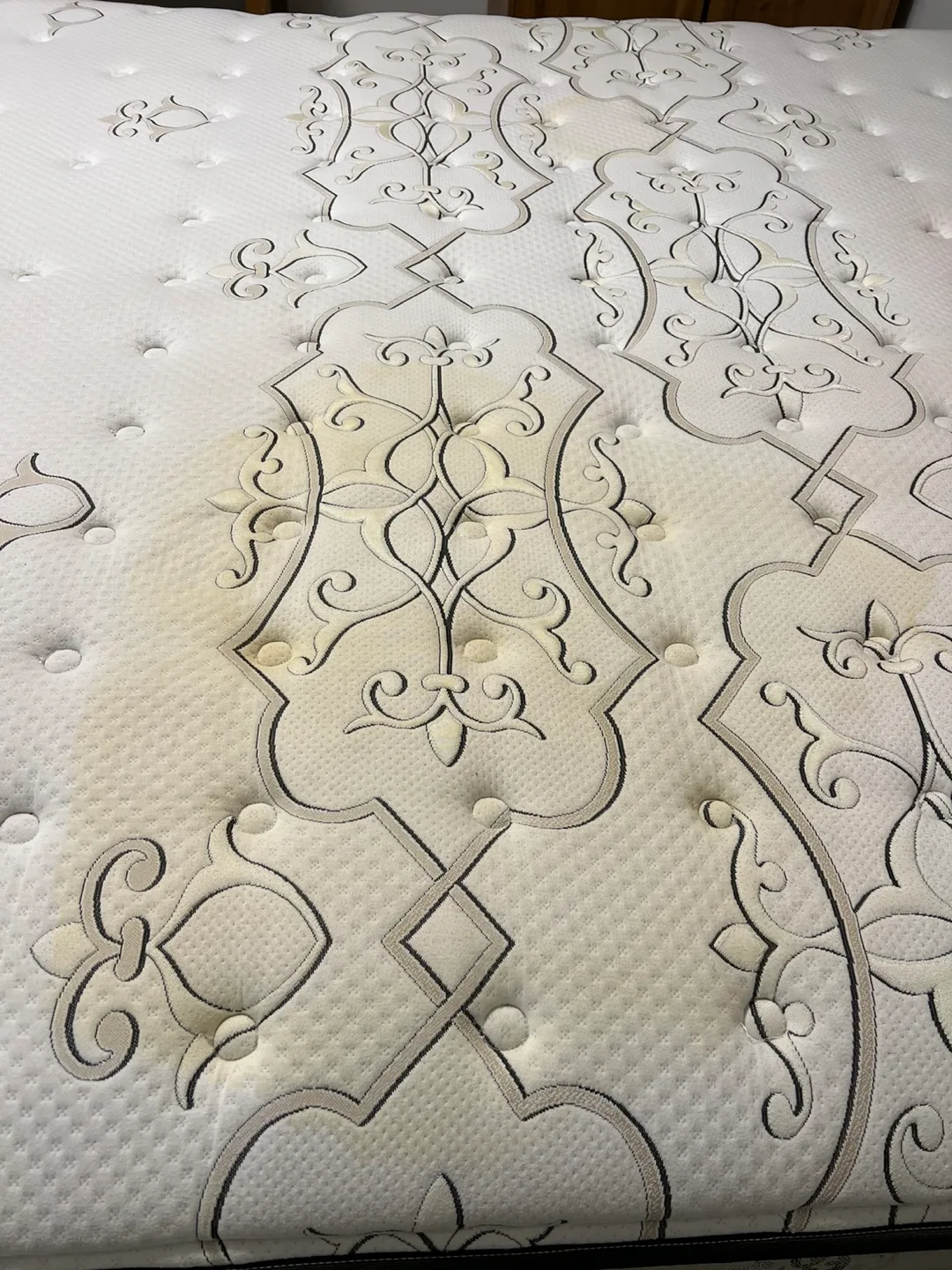 King size bed with Mattress image indicator(4)