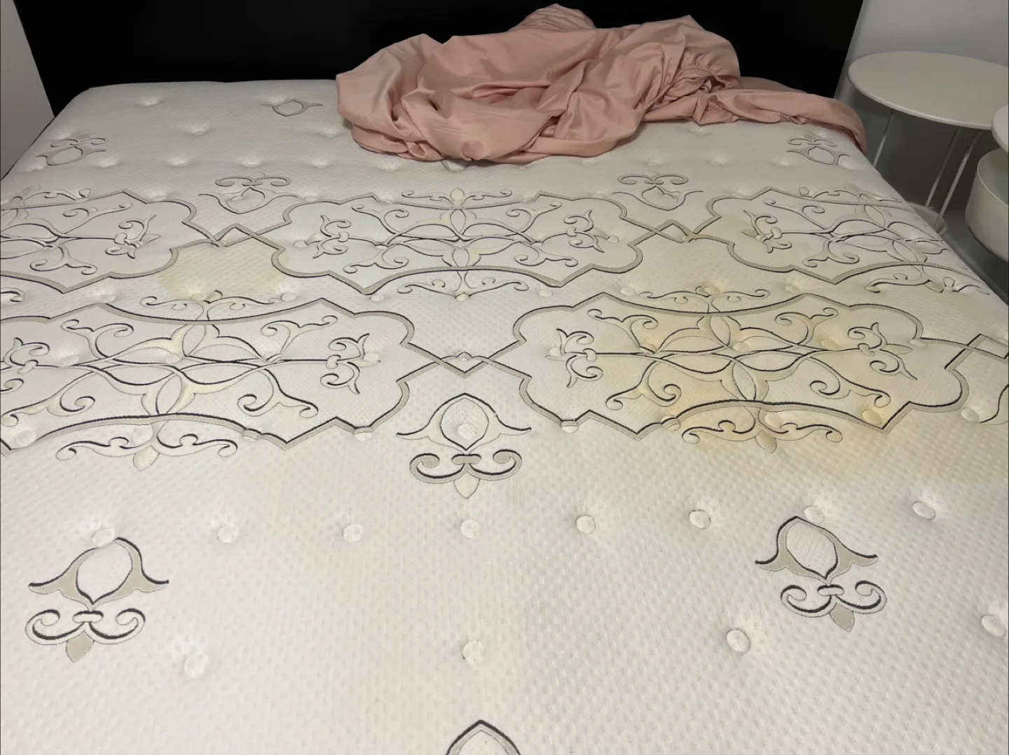 King size bed with Mattress image indicator(3)