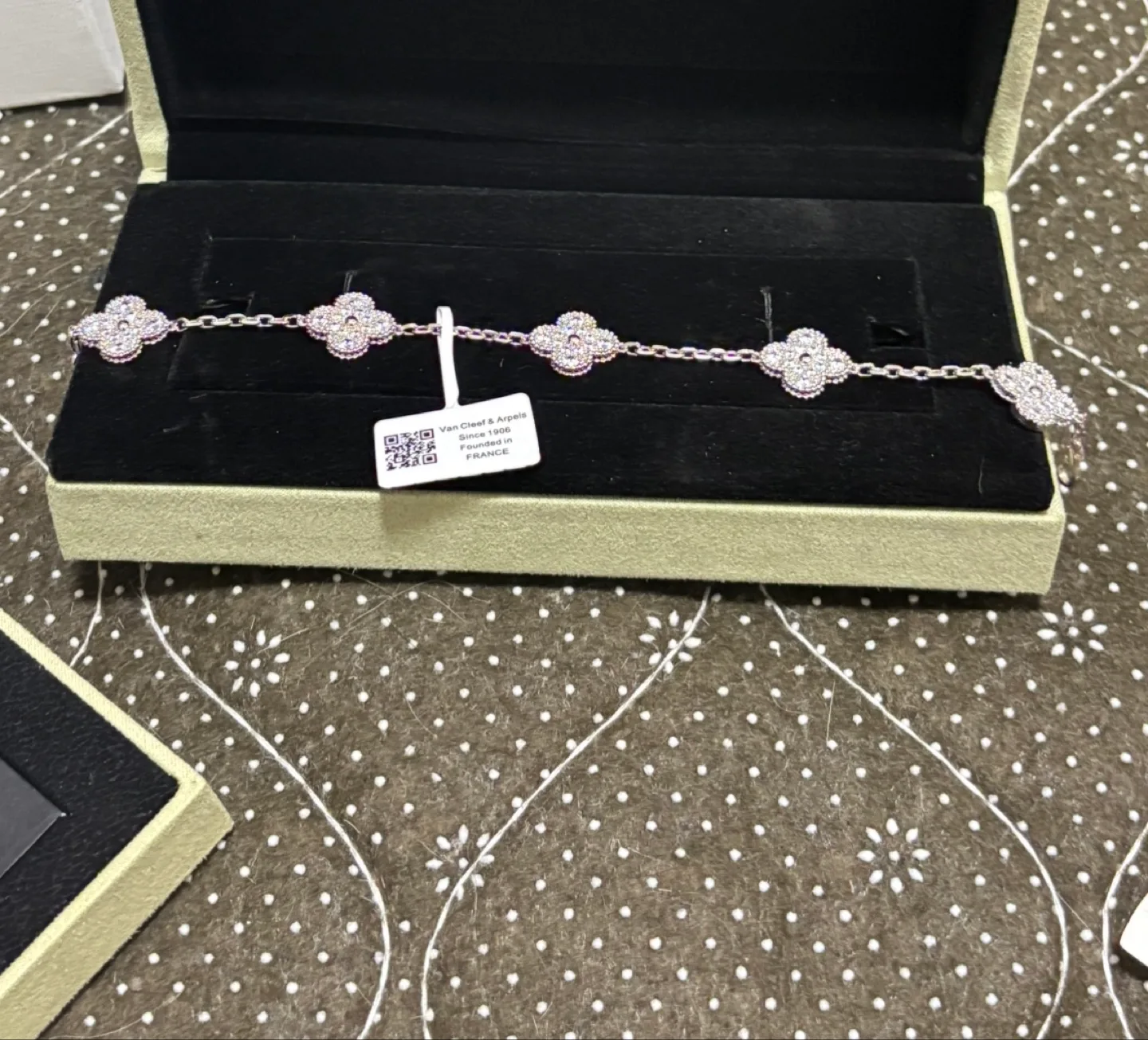 Magic pendant motif clover necklace set image indicator(2)