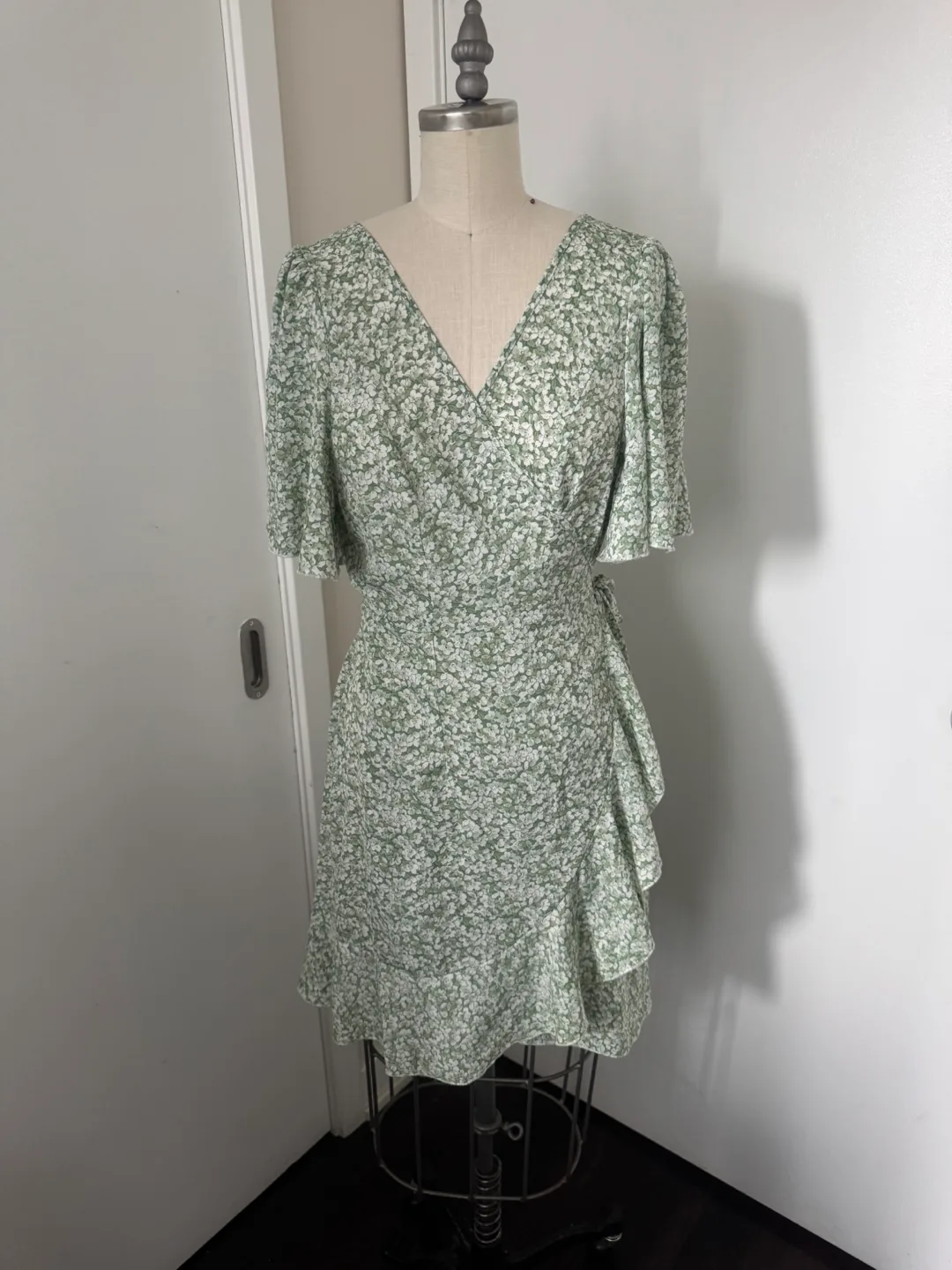 Beautiful green floral wrap dress Size LX thumbnail