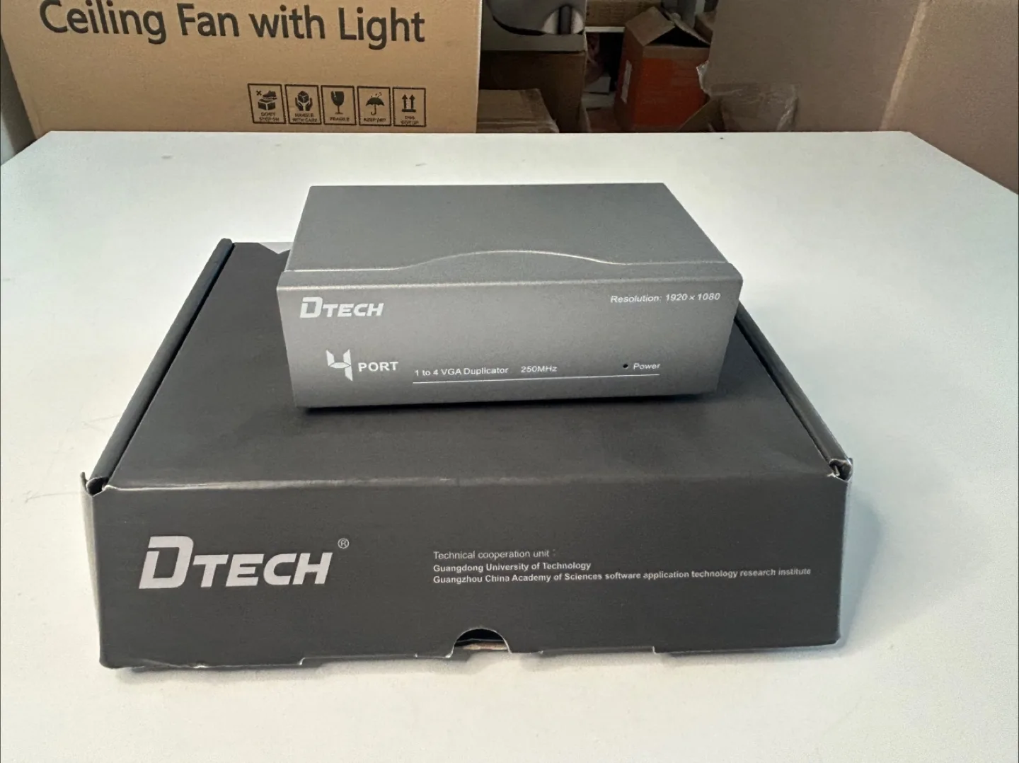 DTECH 1 to 4 Port VGA Duplicator - New in Box thumbnail