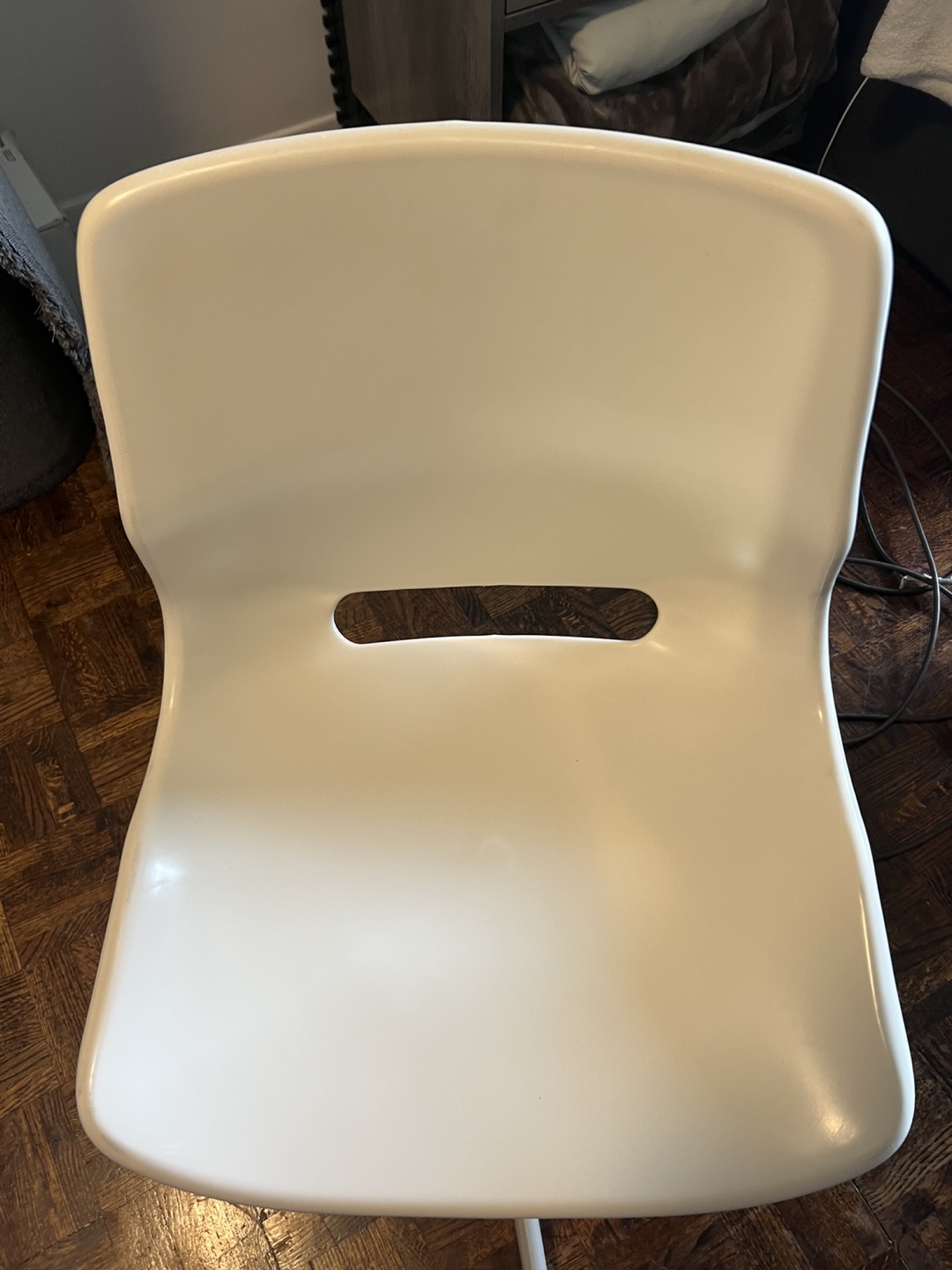 White Swivel Chair with no wheels - photo 2
