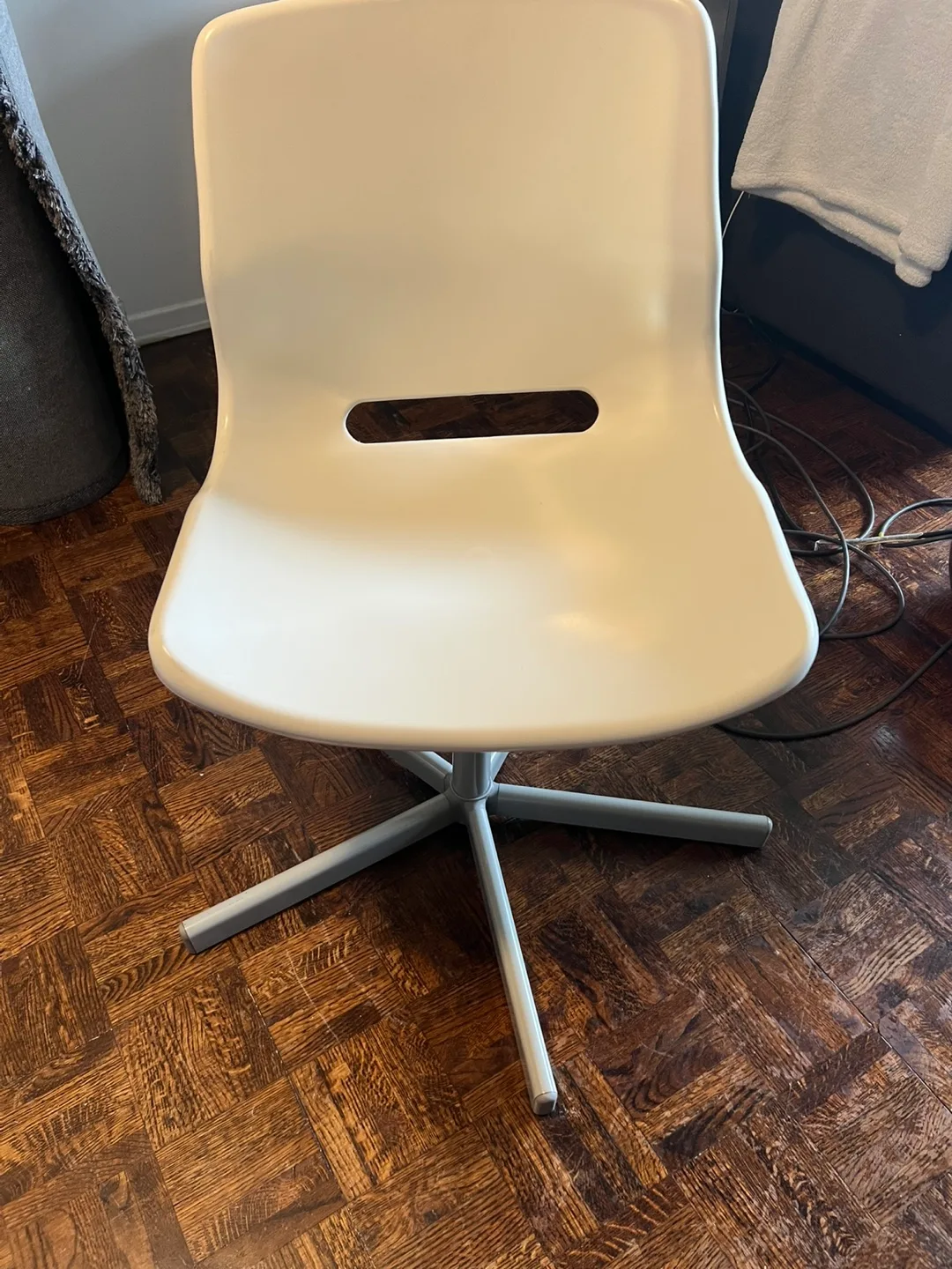 White Swivel Chair with no wheels thumbnail