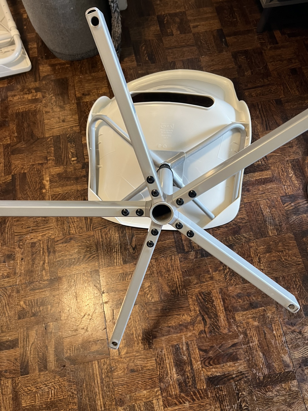 White Swivel Chair with no wheels - photo 4