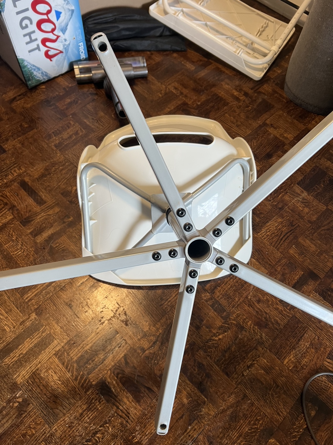 White Swivel Chair with no wheels - photo 3