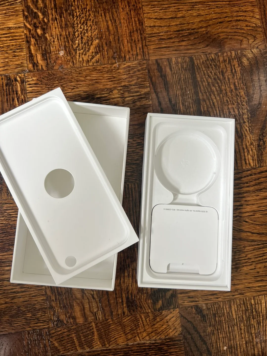 Apple iPhone SE (2020) Box image indicator(2)