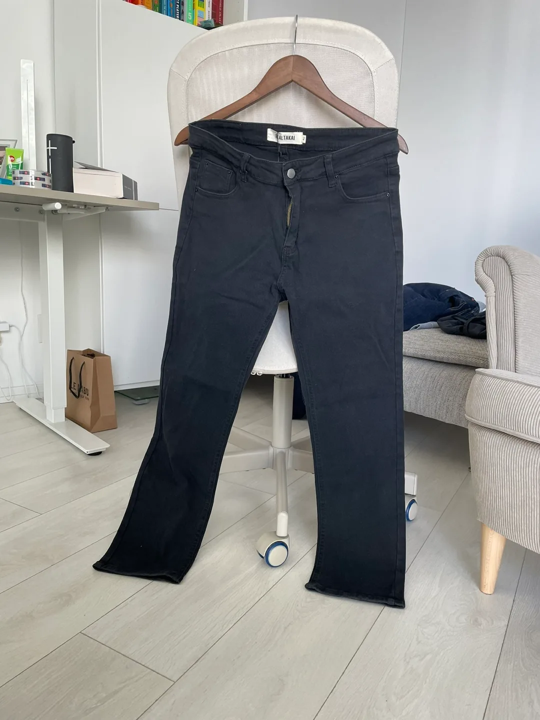 Dark grey realtaki jeans image indicator(3)