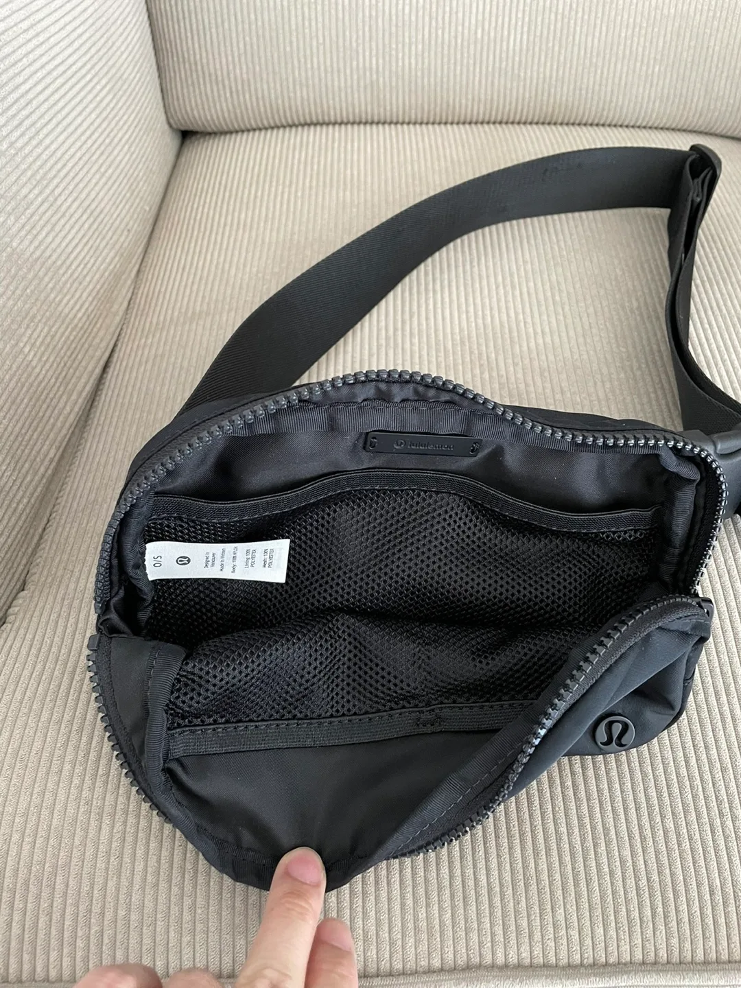 Lululemon Black Belt Bag image indicator(3)