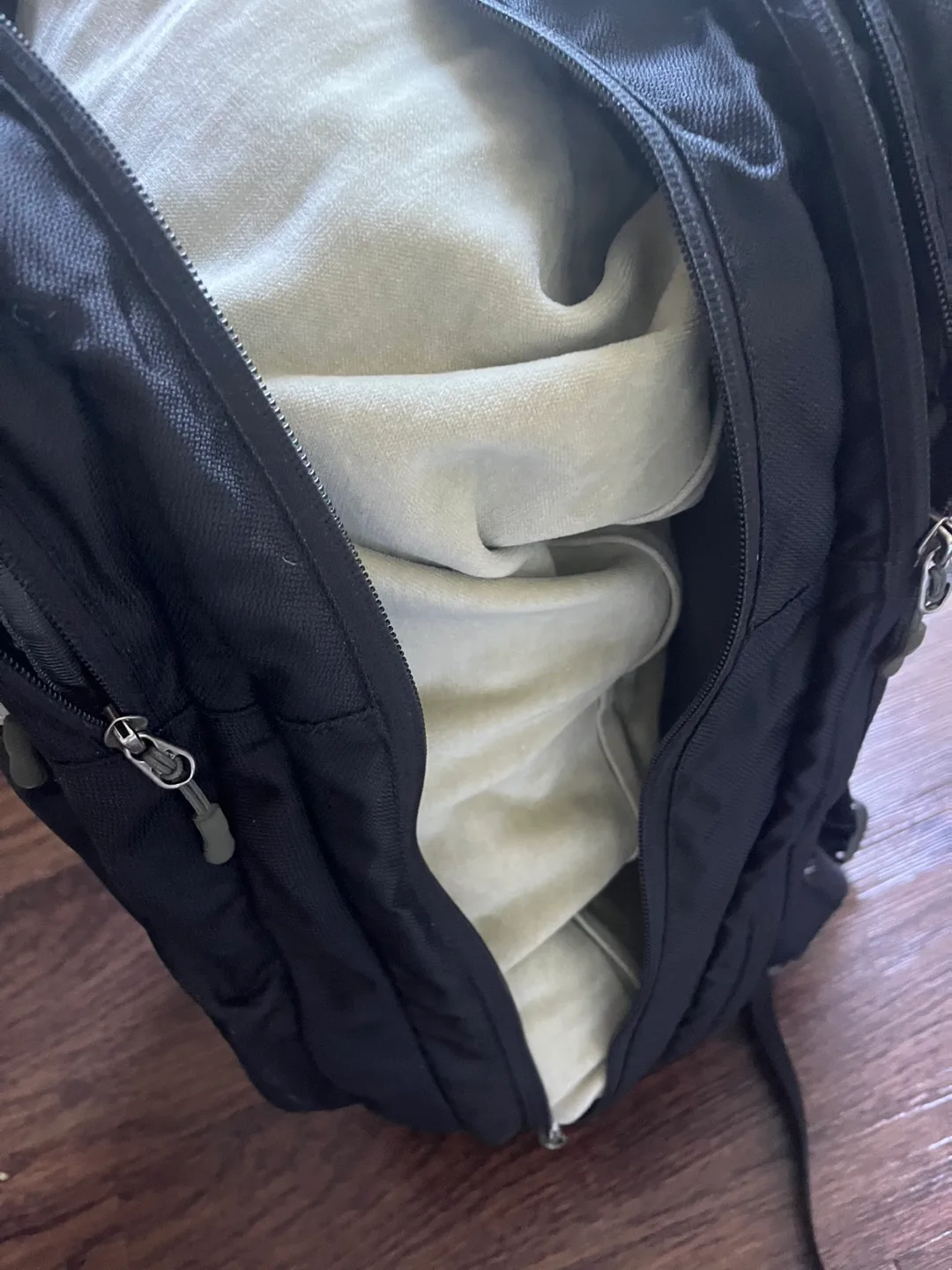 MEC 30L Campus Backpack Black image indicator(4)