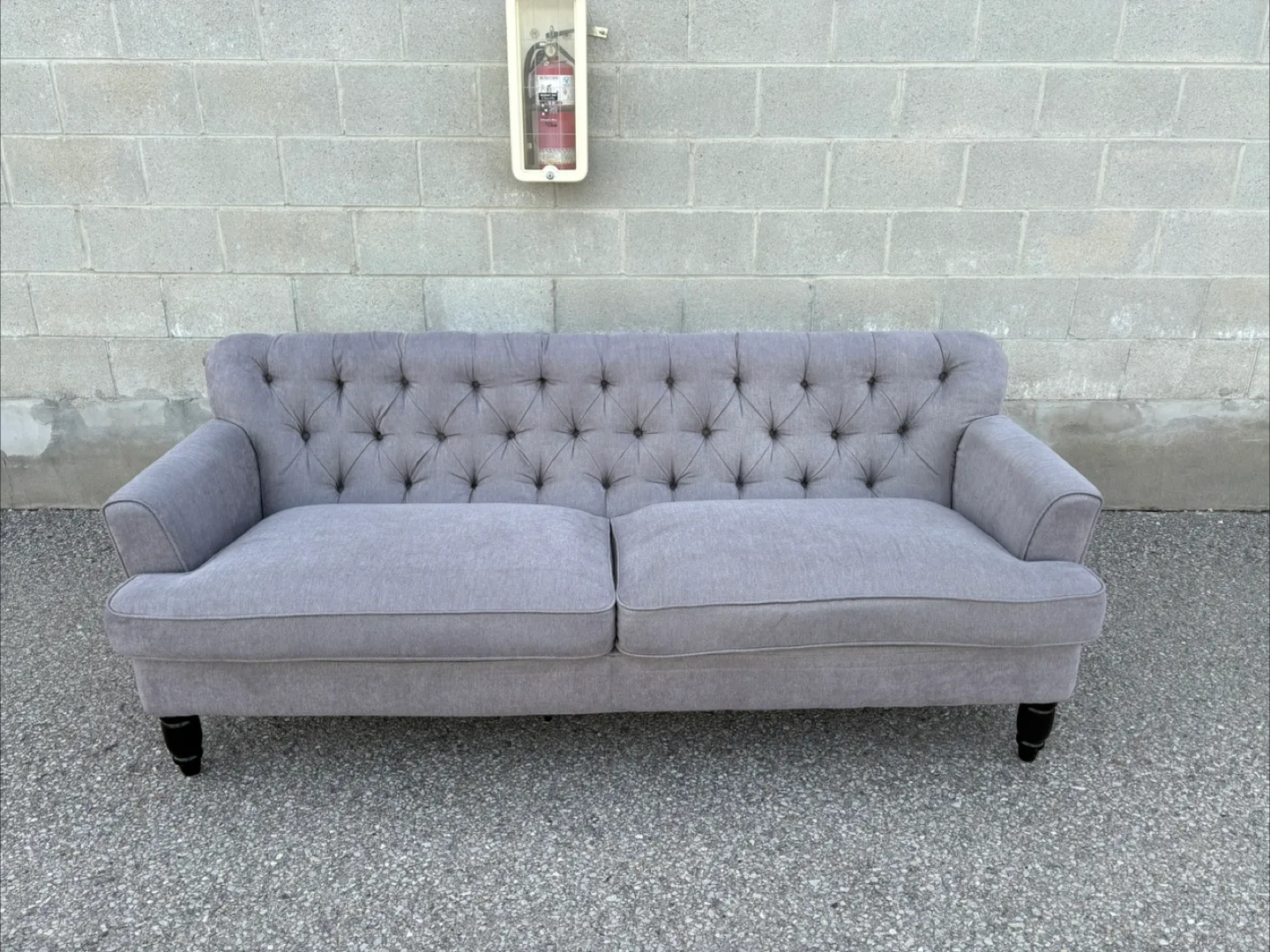 FREE DELIVERY✅• GREY TUFFED COUCH / SOFA / LARGE LOVE SEAT thumbnail