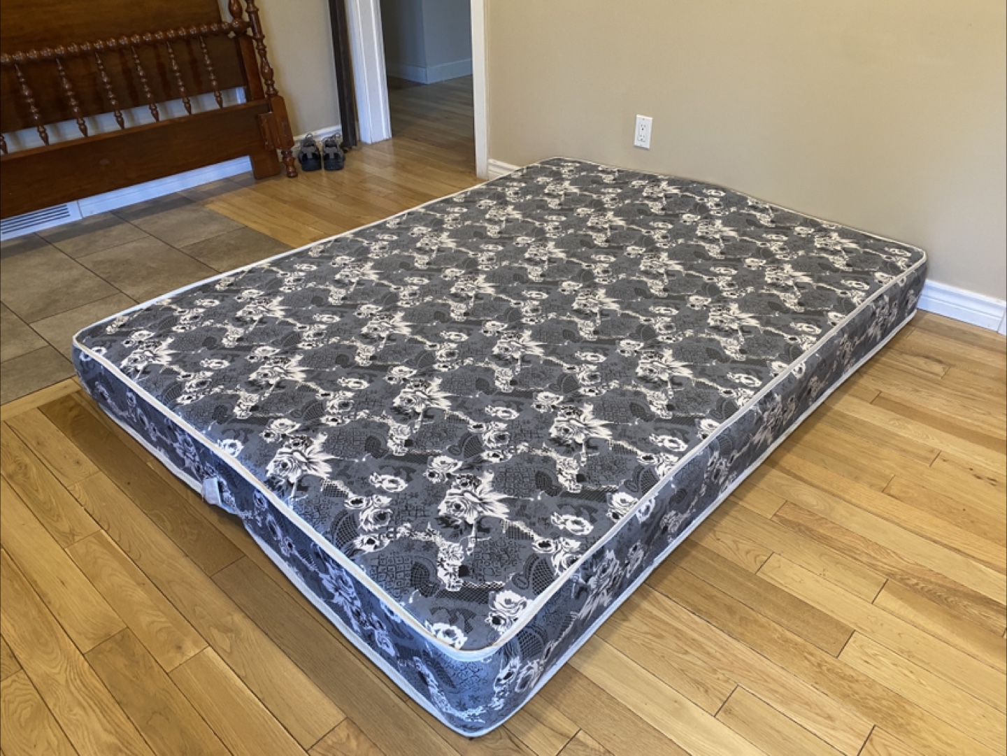 9” Thick Queen Size Mattress in Great Condition (CAN DELIVER) - photo 5