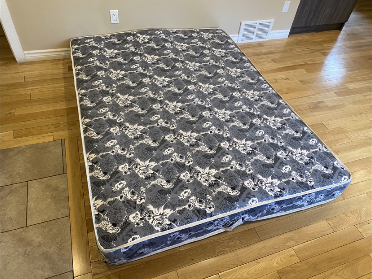 9” Thick Queen Size Mattress in Great Condition (CAN DELIVER) - photo 3