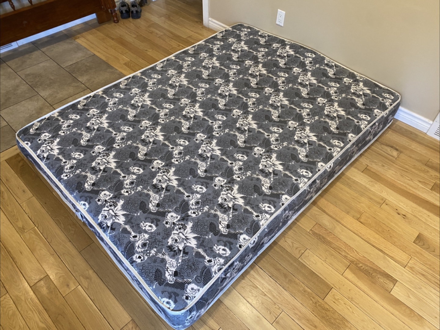 9” Thick Queen Size Mattress in Great Condition (CAN DELIVER)