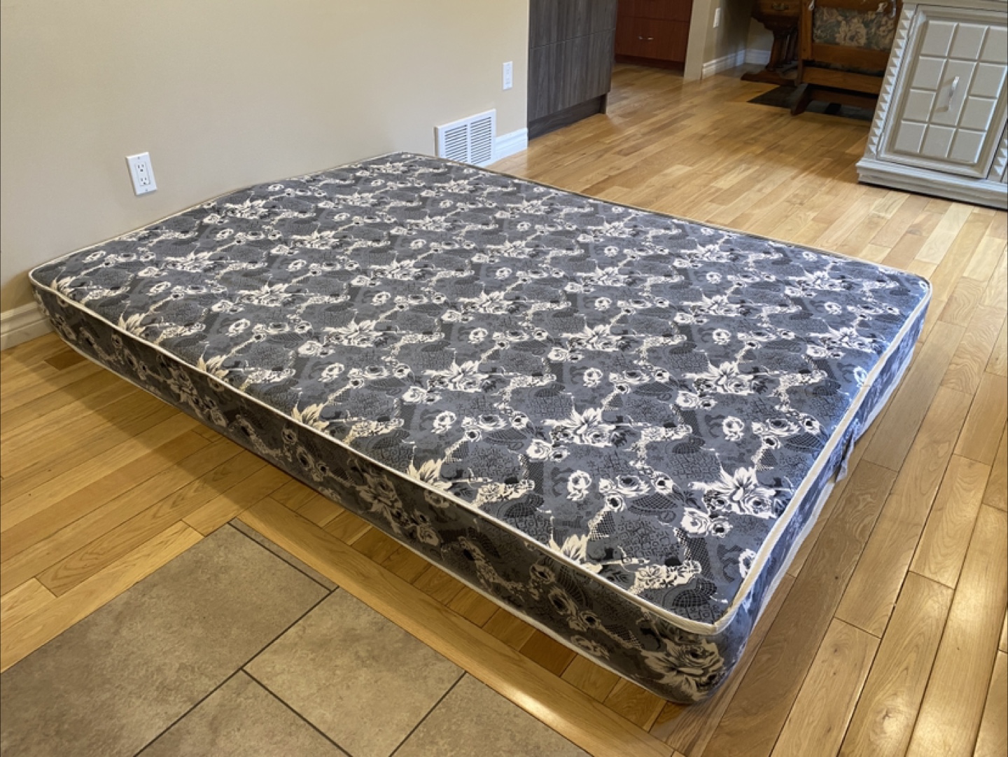9” Thick Queen Size Mattress in Great Condition (CAN DELIVER) - photo 4