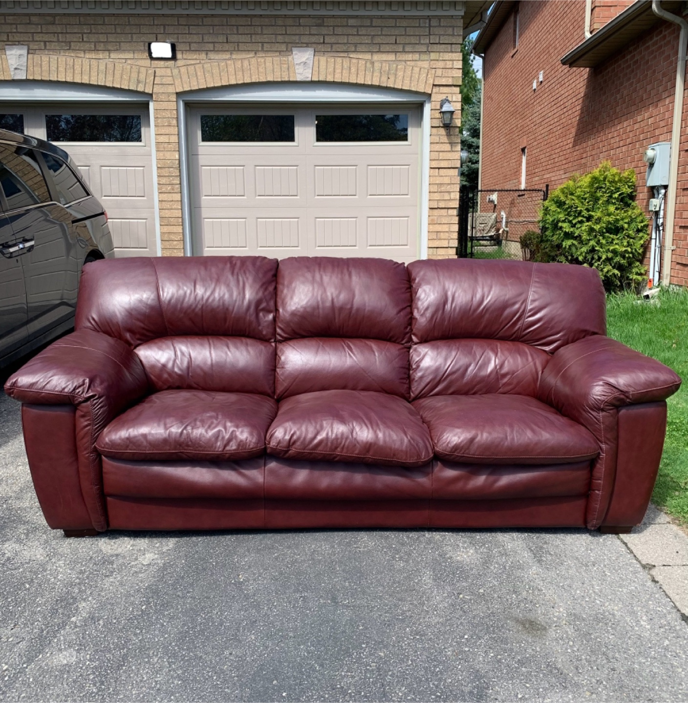 !Free Delivery! Leather Couch - photo 2