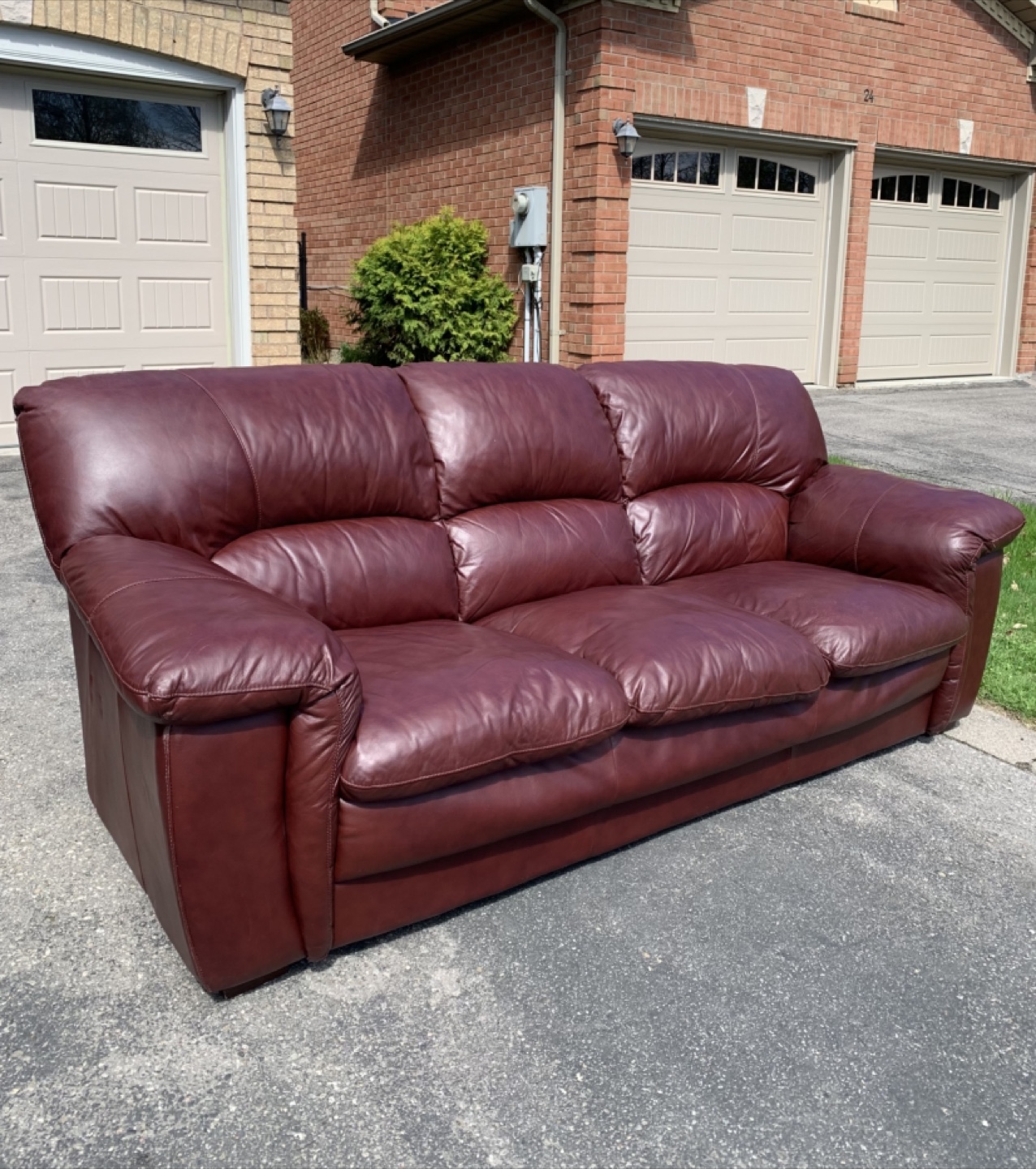 !Free Delivery! Leather Couch