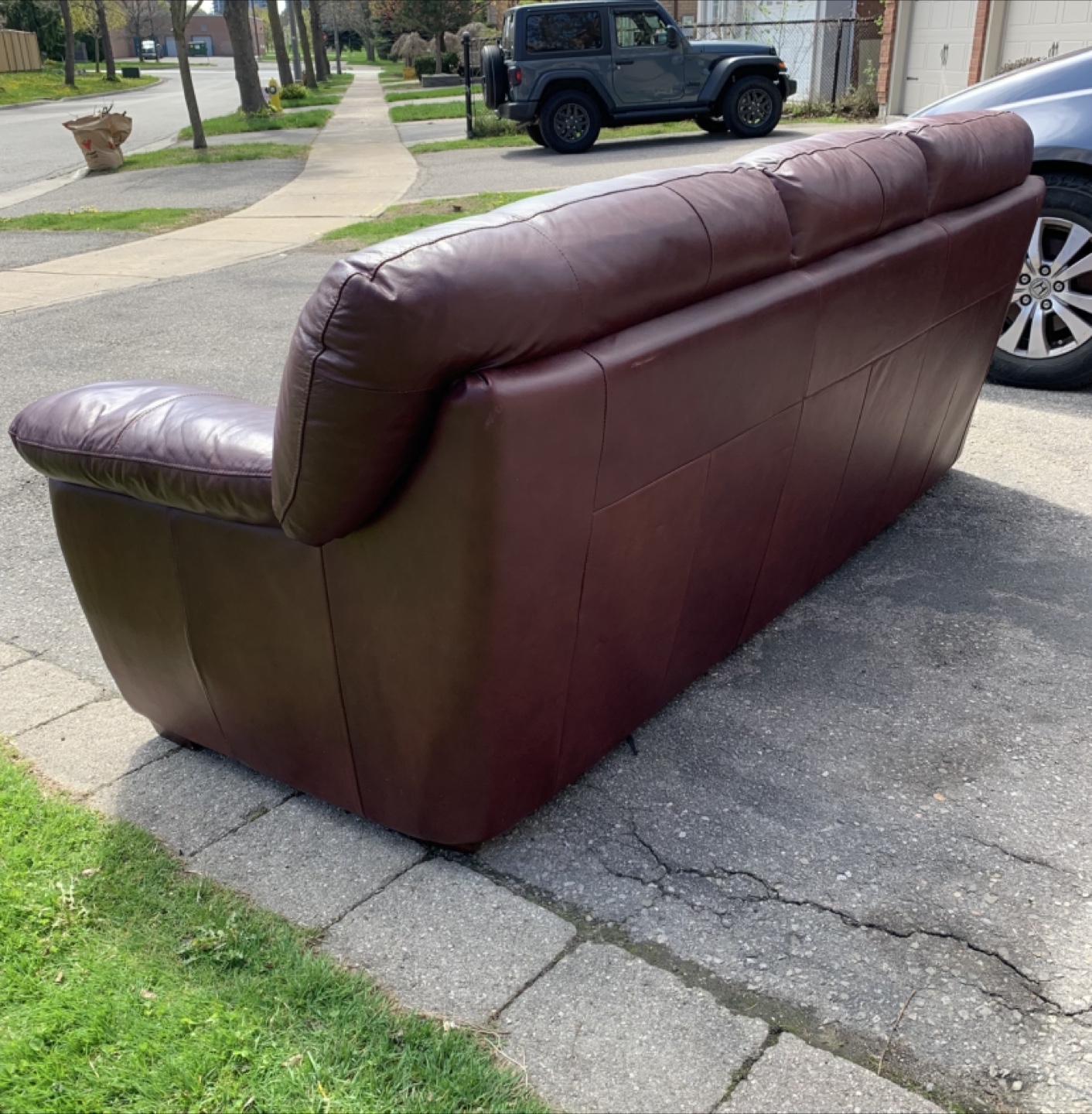 !Free Delivery! Leather Couch - photo 4