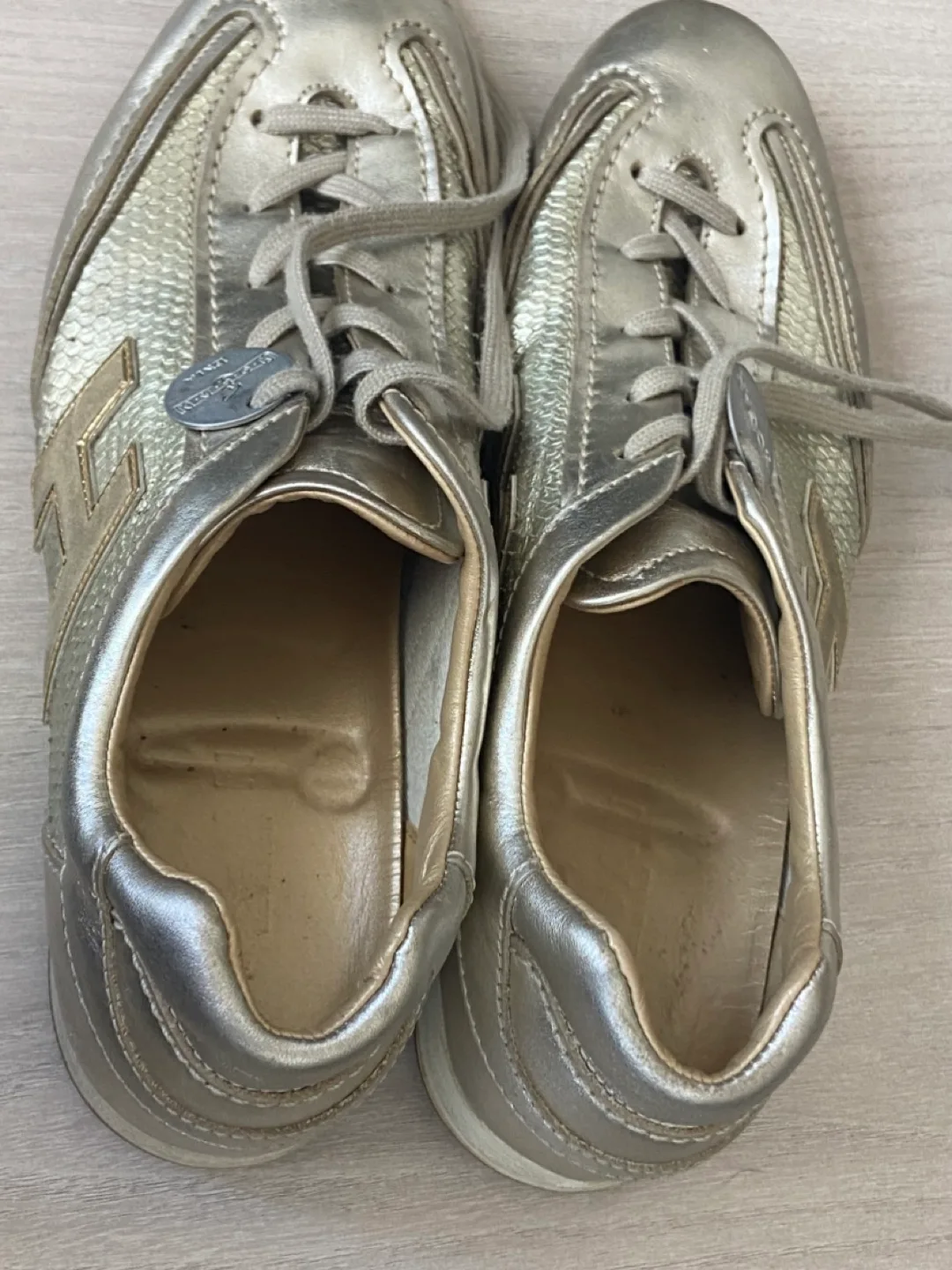 $500 asking $55 Authentic Gold Hogan Interactive Sneakers 9 1/2 image indicator(6)
