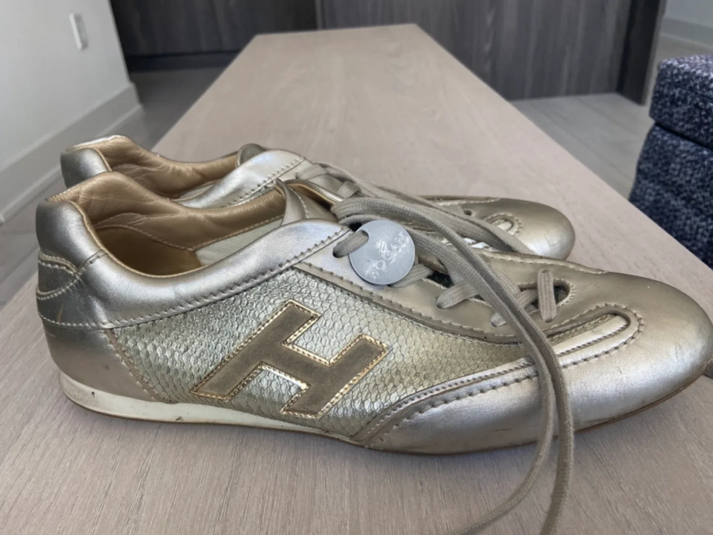$500 asking $55 Authentic Gold Hogan Interactive Sneakers 9 1/2 image indicator(3)