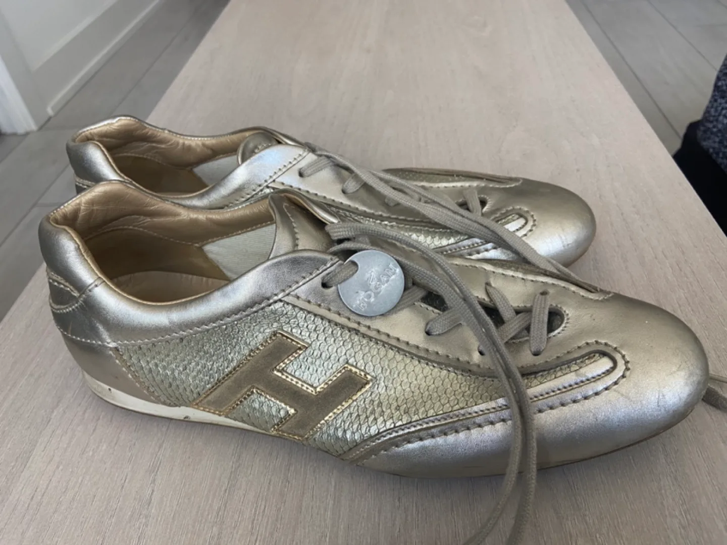 $500 asking $55 Authentic Gold Hogan Interactive Sneakers 9 1/2 image indicator(2)