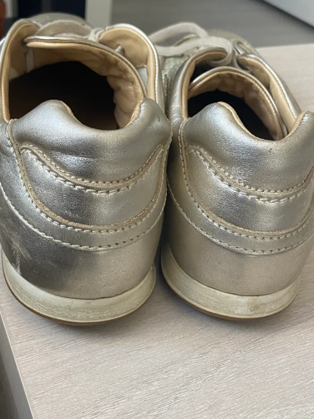 $500 asking $55 Authentic Gold Hogan Interactive Sneakers 9 1/2 image indicator(7)