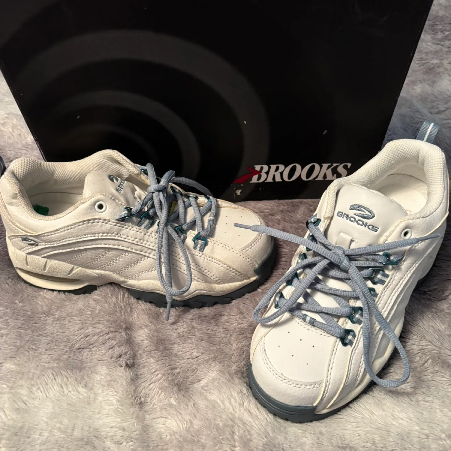 Brooks Women's Size 5 EE White and Blue Steel Toe Safety Shoes thumbnail