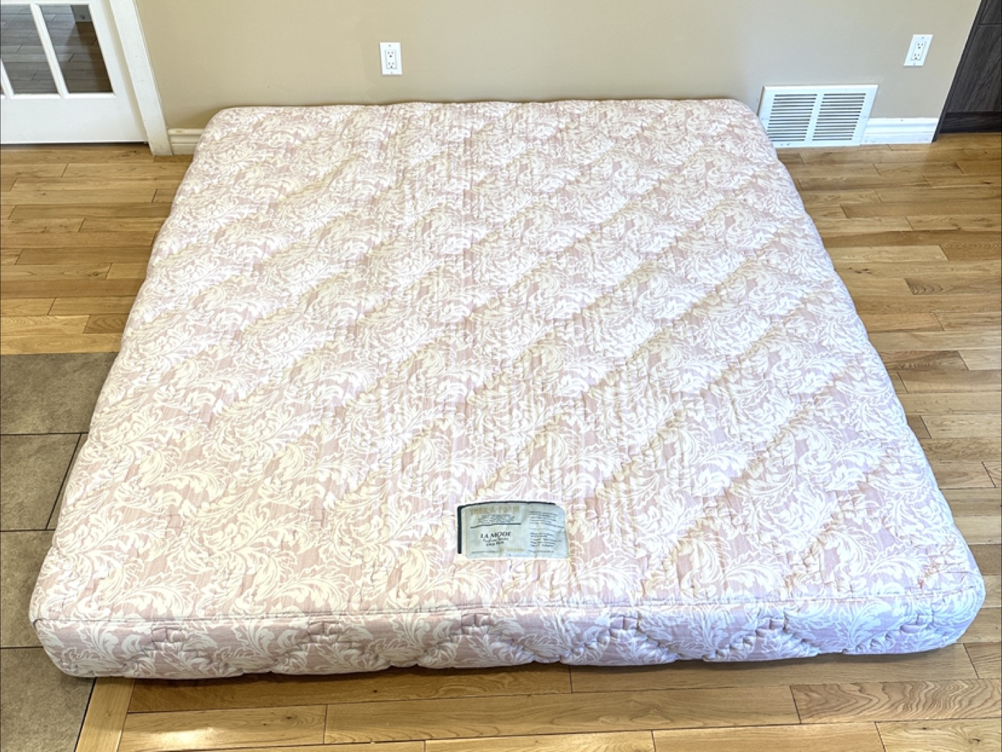 King Size Foam Mattress in Excellent Condition (CAN DELIVER)