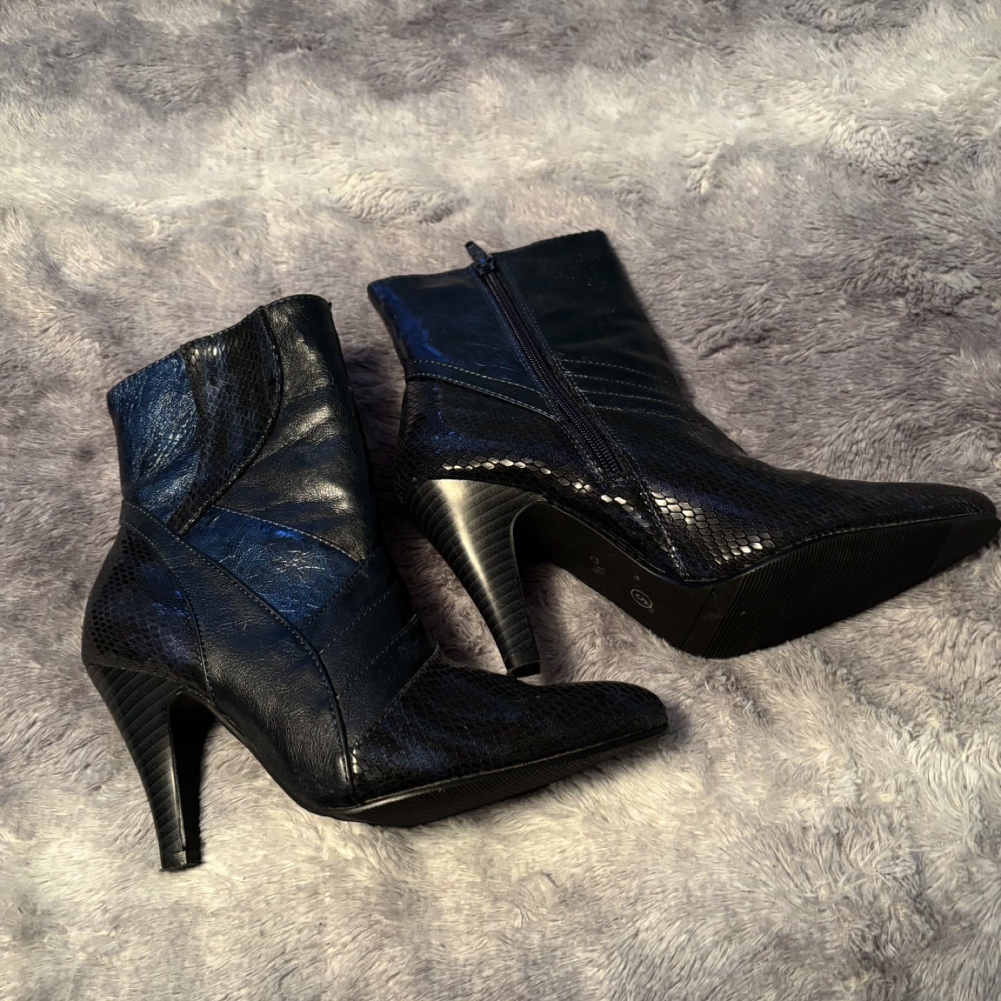 Women's Black Snakeskin  ankle Boots size 5 - photo 2
