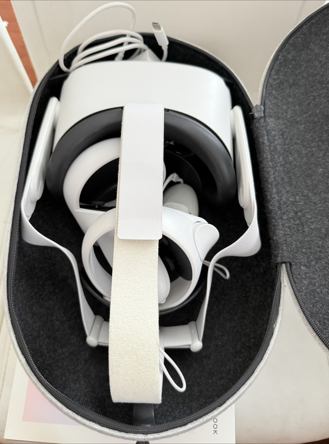 Oculus Quest 2 - photo 2