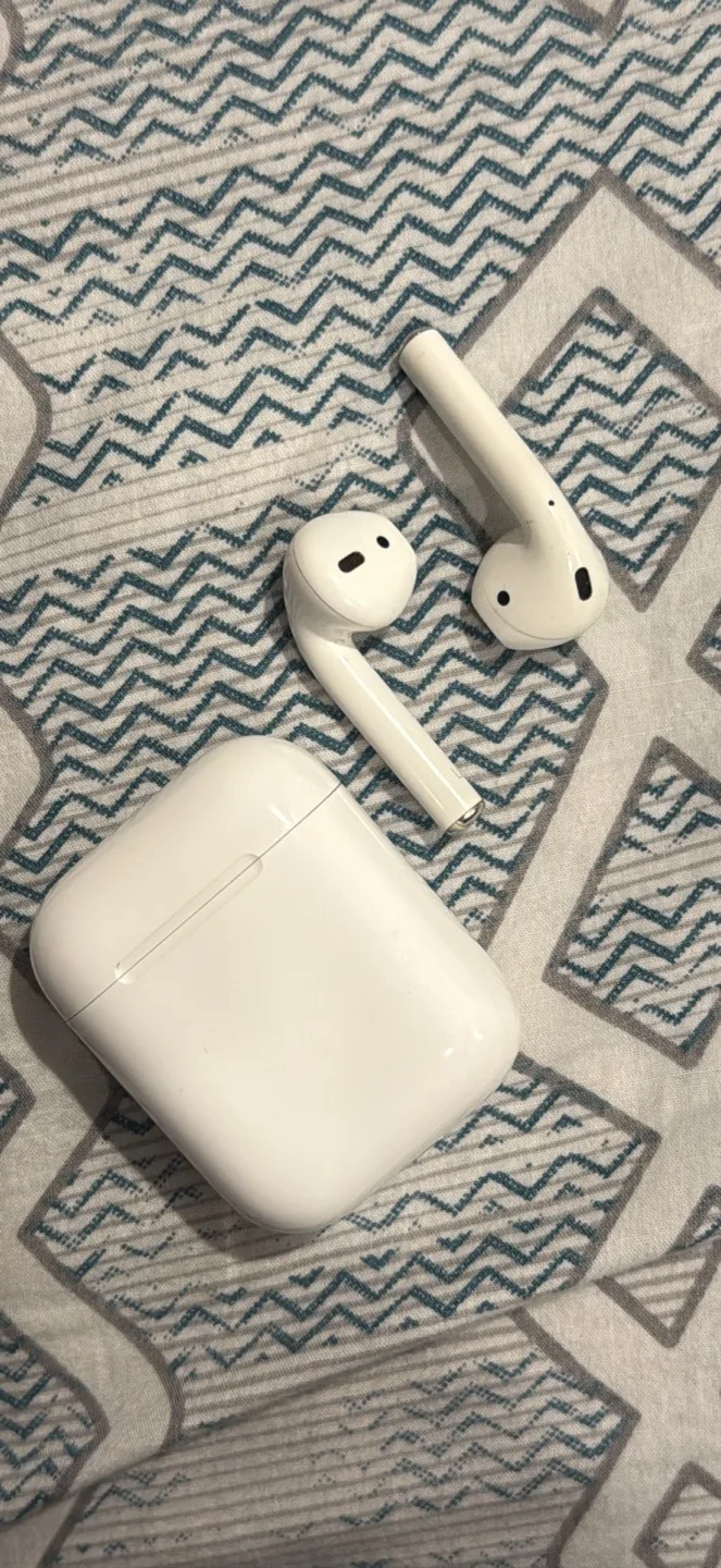 Apple AirPods 2 with Charging Case image indicator(2)