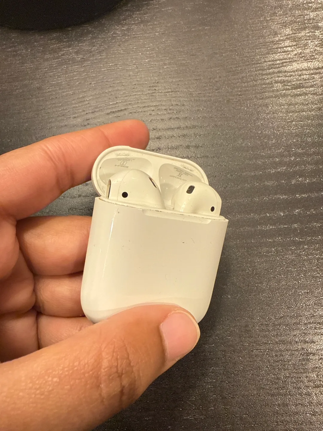Apple AirPods 2 with Charging Case image indicator(3)