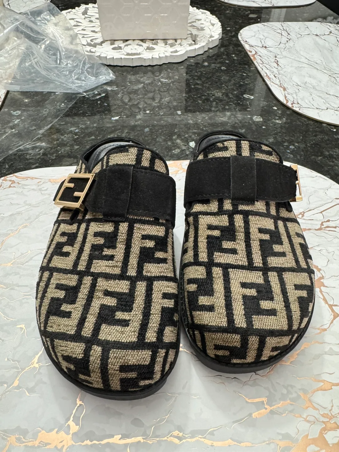 Fendi clogs image indicator(2)