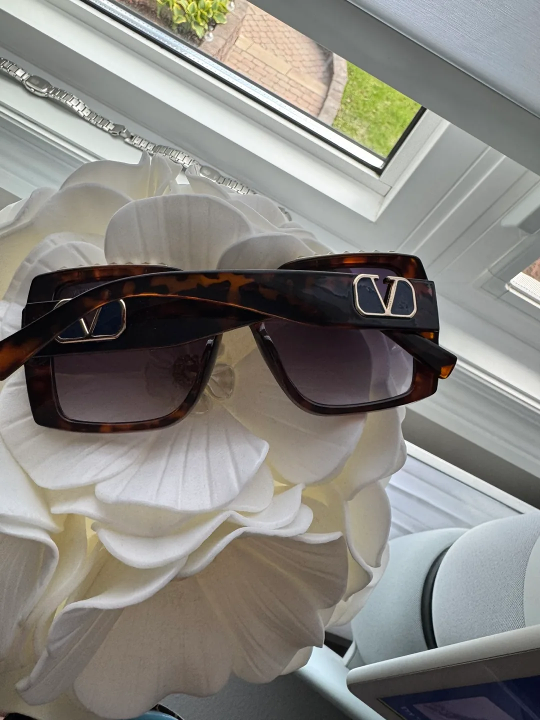 Designer Sunglasses image indicator(2)