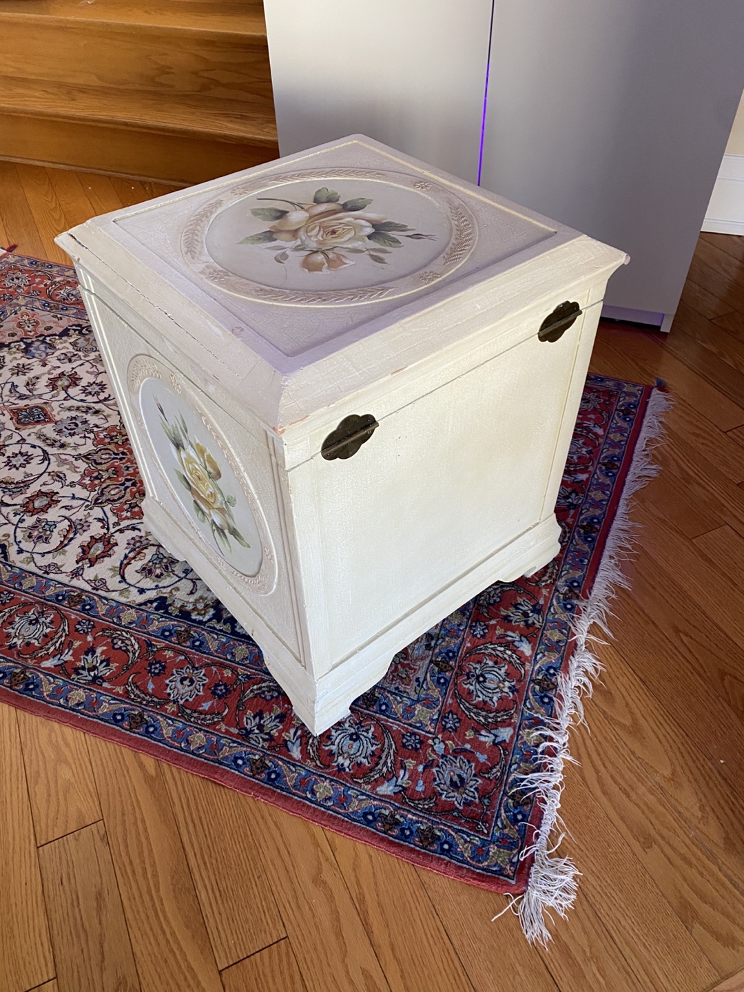Vintage Hand-Painted Rose Storage chest - photo 4