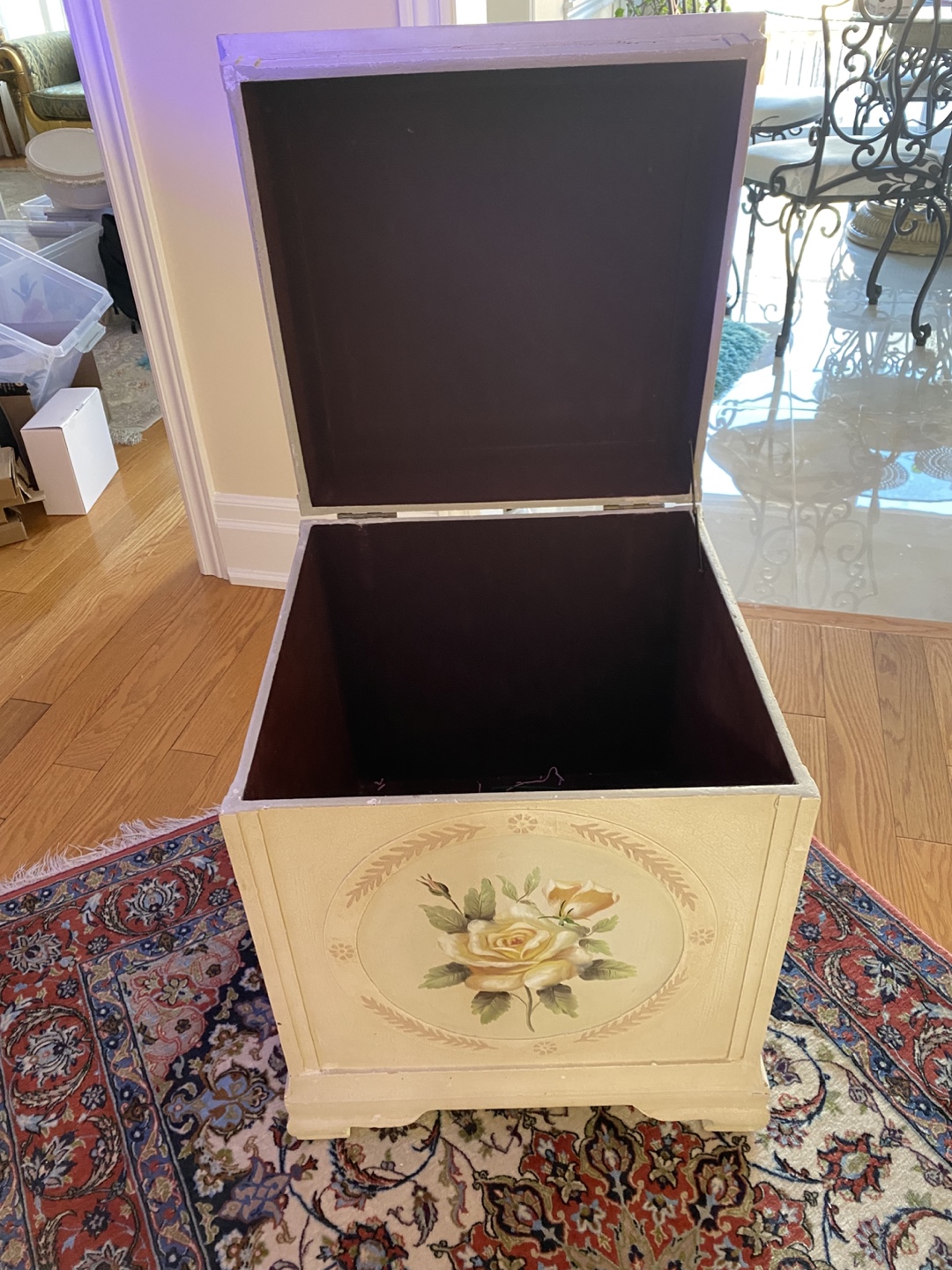 Vintage Hand-Painted Rose Storage chest - photo 3